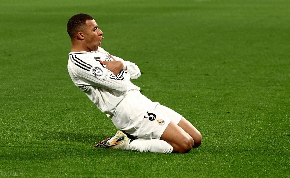 阿纳别科夫对阵奥林匹亚科斯数据：单场8扑救，多次扑出必进球