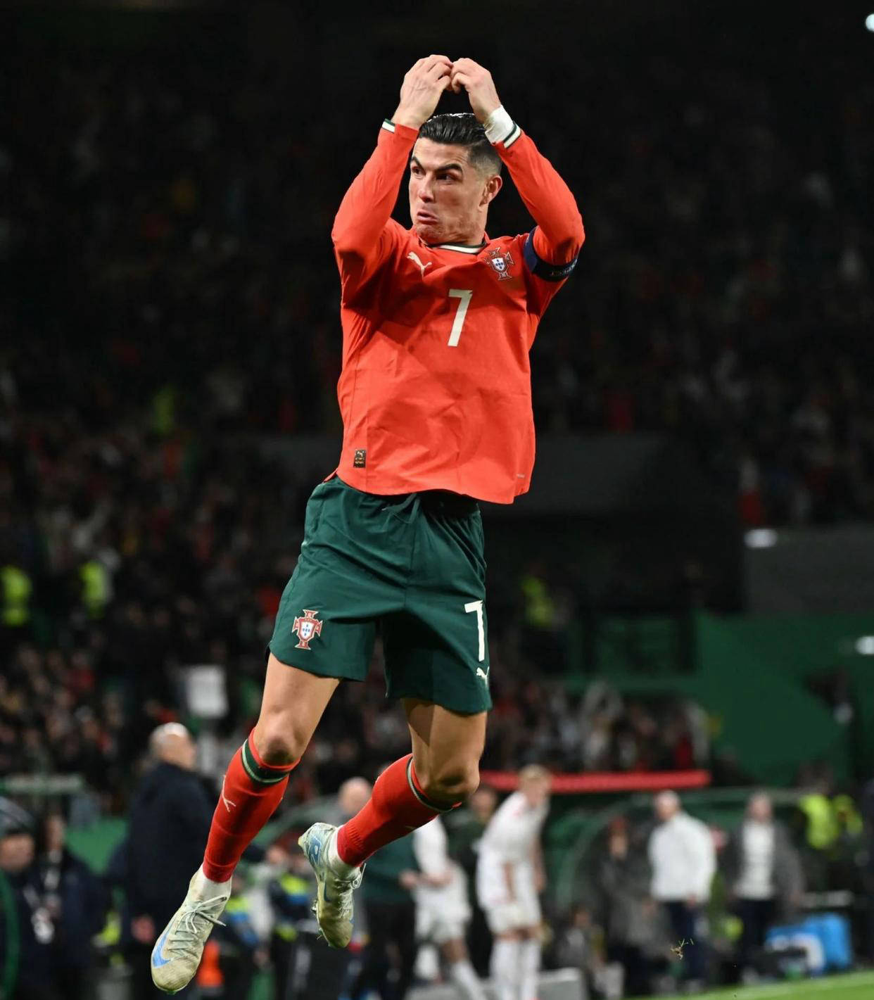 川超凉山队球员飞踹主裁，律师：或面临拘留、罚款和长期禁赛